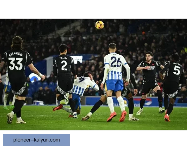 英超裁判泰勒在新赛季表现稳健，争议判罚减少引人关注