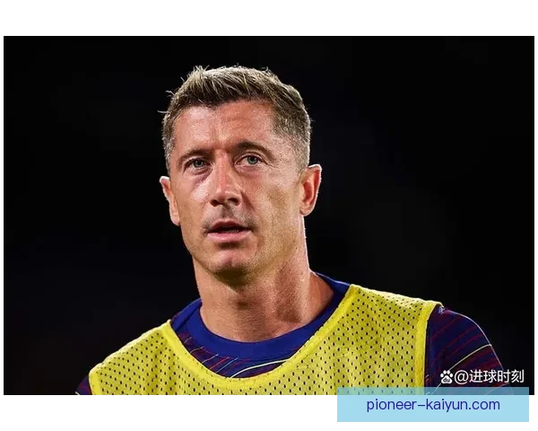 莱万多夫斯基迎来300球参与成就，表现稳健备受关注