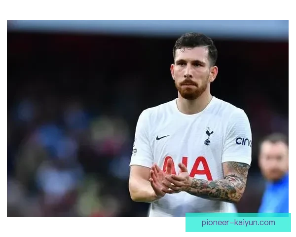 霍伊别尔防守能力持续提升，助力热刺在英超竞争中保持稳定状态